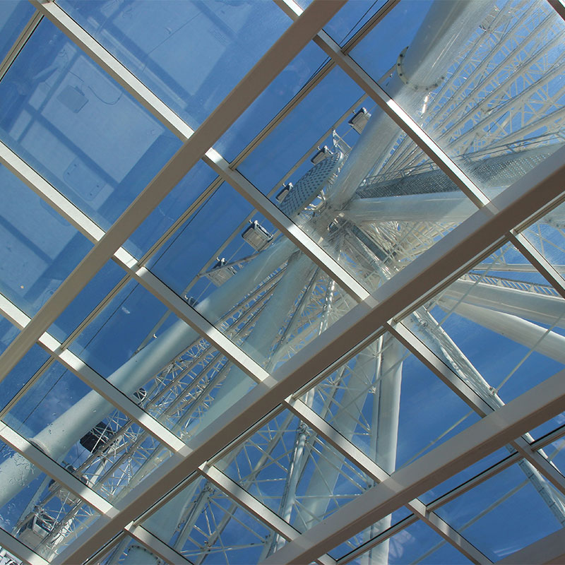 La robusta belleza del dosel de vidrio con vidrio laminado