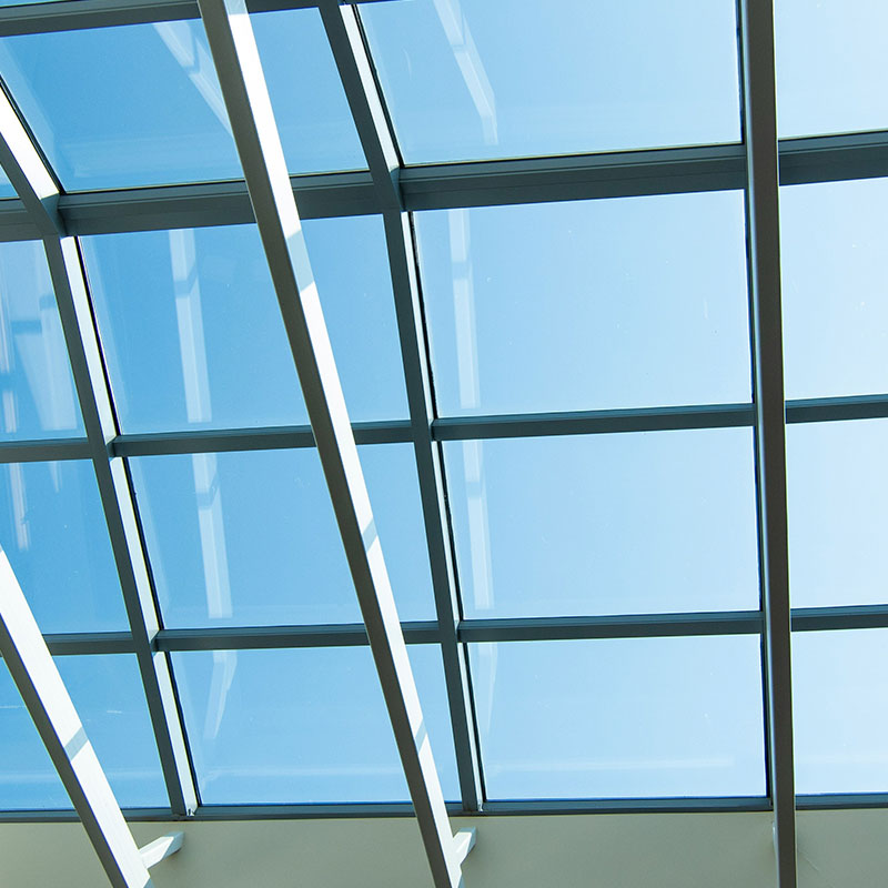 La robusta belleza del dosel de vidrio con vidrio laminado